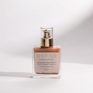 Νιώστε τη λάμψη του face, body and hair oil και αφήστε το να κυλίσει απαλά πάνω στο δέρμα και τα μαλλιά σας.