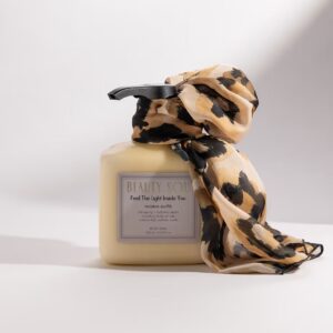 Κλείστε τα μάτια και νιώστε τη δροσιά του νερολί και του ξεχωριστού jasmin sambac να απογειώνουν τη διάθεσή σας.