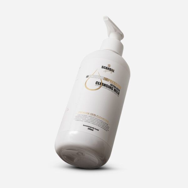 Το Chaotic Impression Extra Rich Cleansing Milk είναι ένα πολυτελές αφρίζον γαλάκτωμα που συνδυάζει την απαλή υφή ενός γαλακτώματος με τη δύναμη καθαρισμού ενός αφρού, για ολοκληρωμένο καθημερινό καθαρισμό προσώπου χωρίς ερεθισμούς. Η πλούσια του σύνθεση με πρεβιοτικά, πρωτεΐνες μεταξιού, έλαιο ηλίανθου, εκχύλισμα Moringa και βιταμίνη E, καθαρίζει αποτελεσματικά χωρίς να αφυδατώνει ή να διαταράσσει τον φραγμό της επιδερμίδας. Ενυδατώνει, καταπραΰνει και αφήνει το δέρμα λείο, απαλό και άνετο μετά από κάθε χρήση.