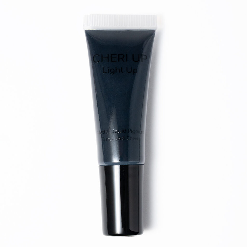 Προσφέρει matte φινίρισμα, ιδανικό για να χαρίσετε βάθος και ένταση στα μάτια, χρώμα στα χείλη και μια απαλή λάμψη στα μάγουλα.