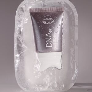 Με το πέρασμα του χρόνου, η επιδερμίδα χάνει την ελαστικότητα, τη λάμψη και τη σφριγηλότητά της. Πίσω από αυτή τη διαδικασία κρύβεται η φθορά των τελομερών – των φυσικών «προστατευτικών καπακιών» του DNA που καθορίζουν τη διάρκεια ζωής και την υγεία των κυττάρων. Η DNAge Telomere Defence Overnight Mask είναι μια καινοτόμος μάσκα προσώπου που δρα σε κυτταρικό επίπεδο, προστατεύοντας τα τελομερή και επιβραδύνοντας τα σημάδια γήρανσης. Παράλληλα, ενισχύει το μικροβίωμα, αποκαθιστά τον επιδερμικό φραγμό και προσφέρει βαθιά, παρατεταμένη ενυδάτωση. Με πολυτελή υφή και εργονομική καμπυλωτή κεφαλή μασάζ, η εφαρμογή της μετατρέπεται σε τελετουργία αυτοφροντίδας που αναζωογονεί το δέρμα από την πρώτη κιόλας χρήση.