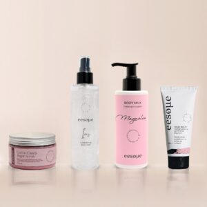 Σετ 4 προϊόντων To σετ Body Treatment περιλαμβάνει: Cotton Candy Sugar Scrub Σώματος Γαλάκτωμα σώματος με Μανόλια Body Mist Iris Ενυδατική Κρέμα Χεριών